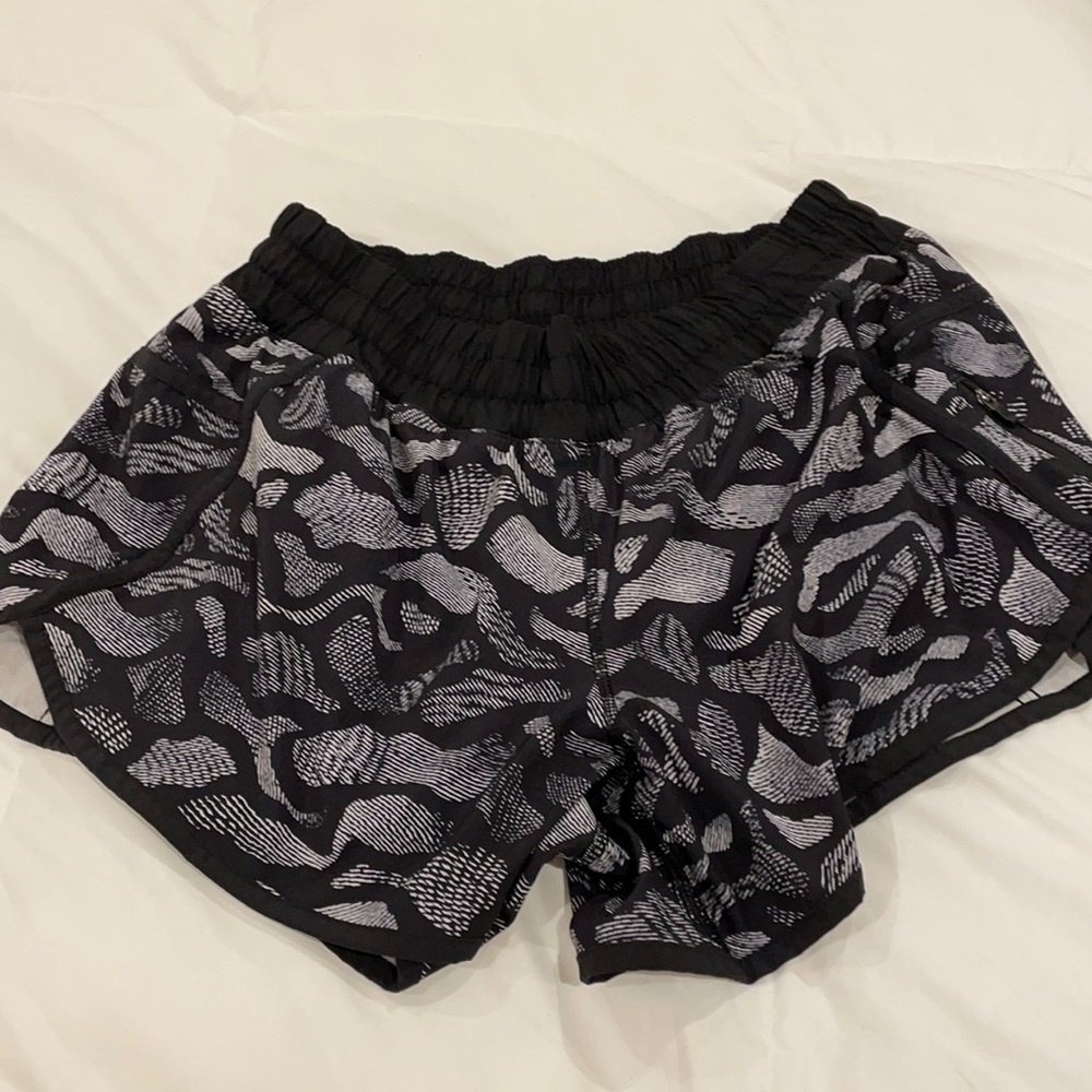 Lululemon Size 10 Tracker Short Black& White